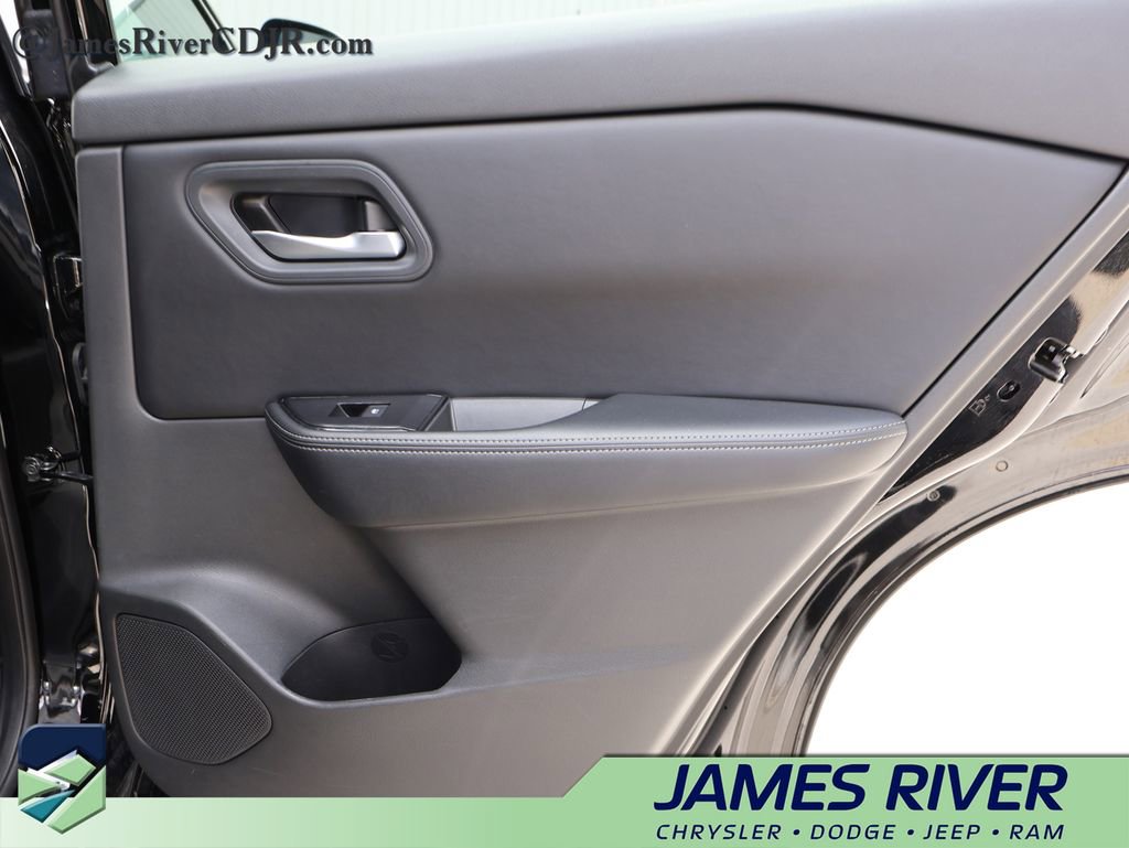Used 2025 Nissan Rogue SV FWD image 11