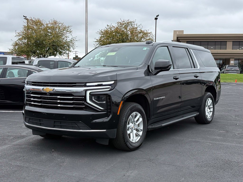 Used 2025 Chevrolet Suburban LT AWD/4WD image 2