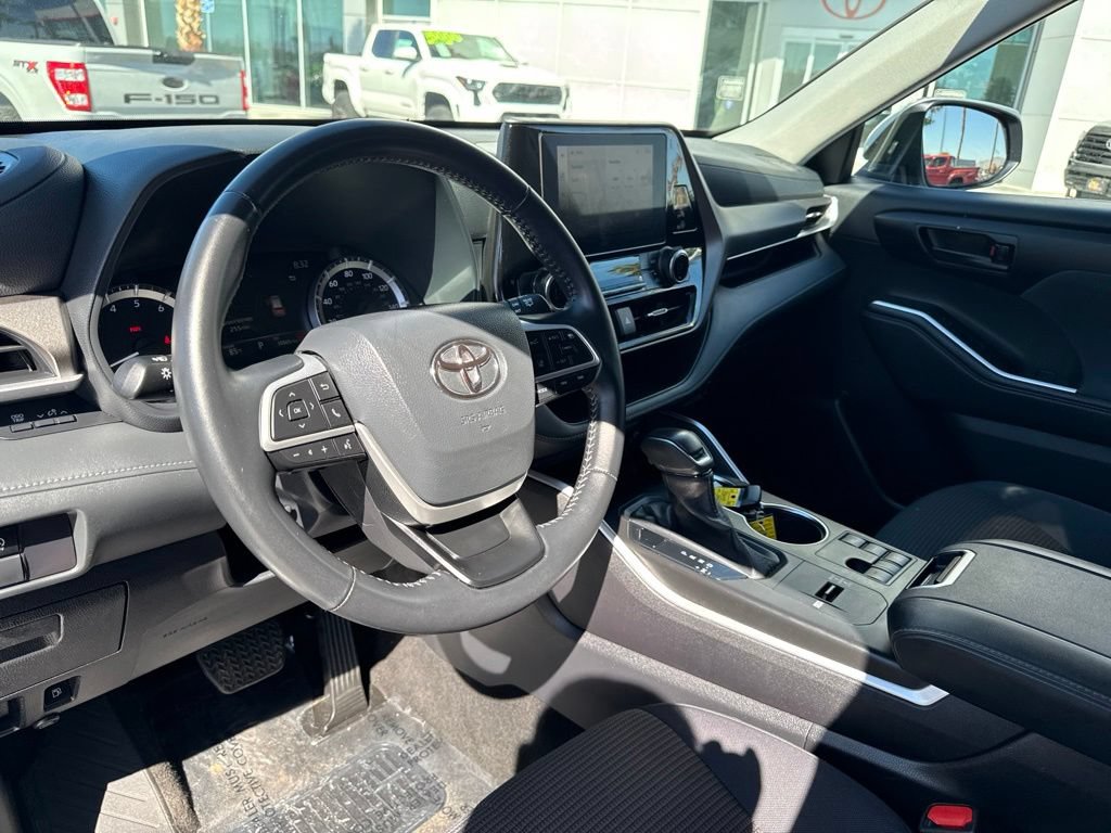Certified 2025 Toyota Highlander LE FWD image 13
