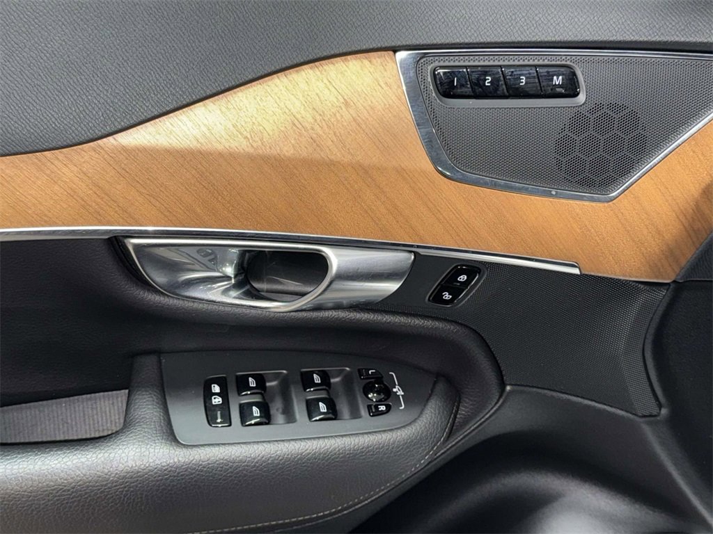 Used 2022 Volvo XC90 T6 Momentum w/ Climate Package image 21