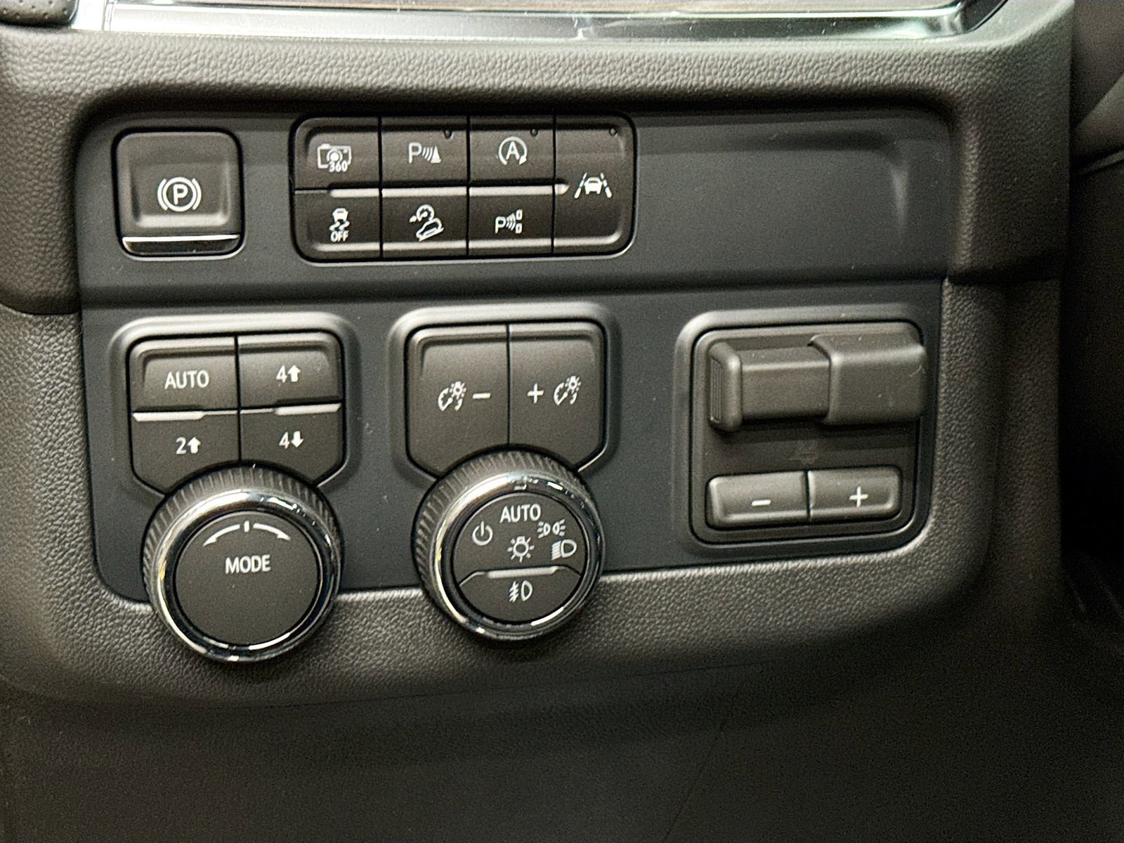 New 2026 Chevrolet Suburban Premier image 13