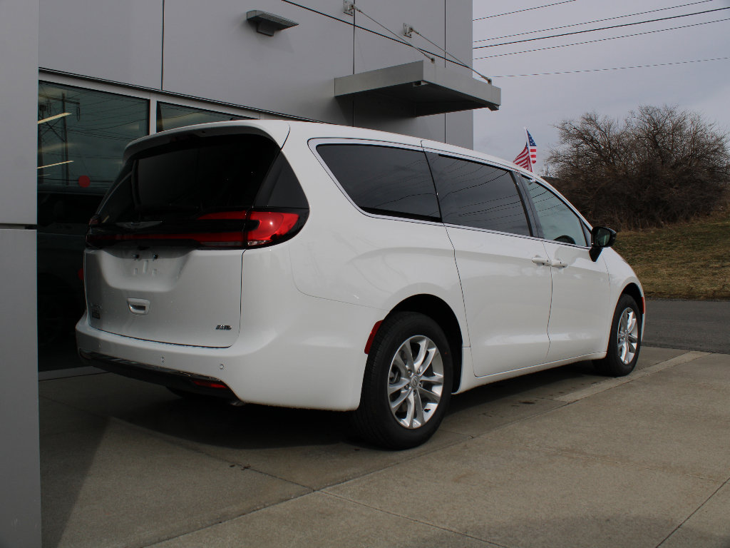 New 2026 Chrysler Pacifica Select image 8
