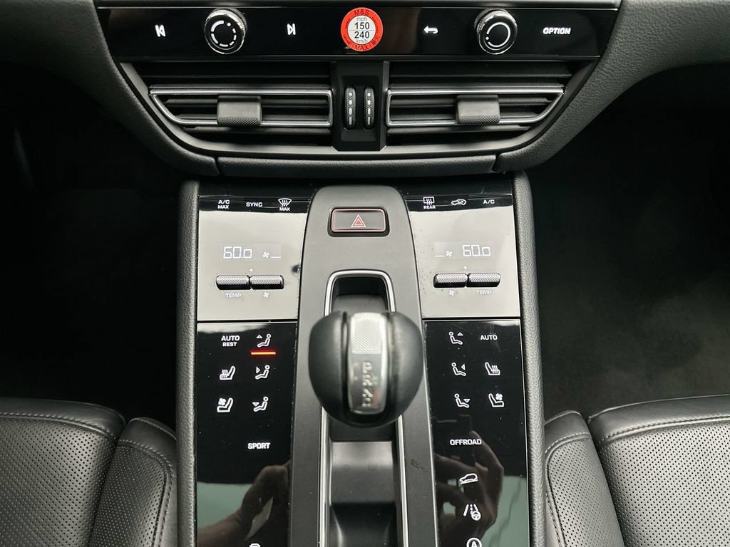 Used 2022 Porsche Macan AWD/4WD image 25