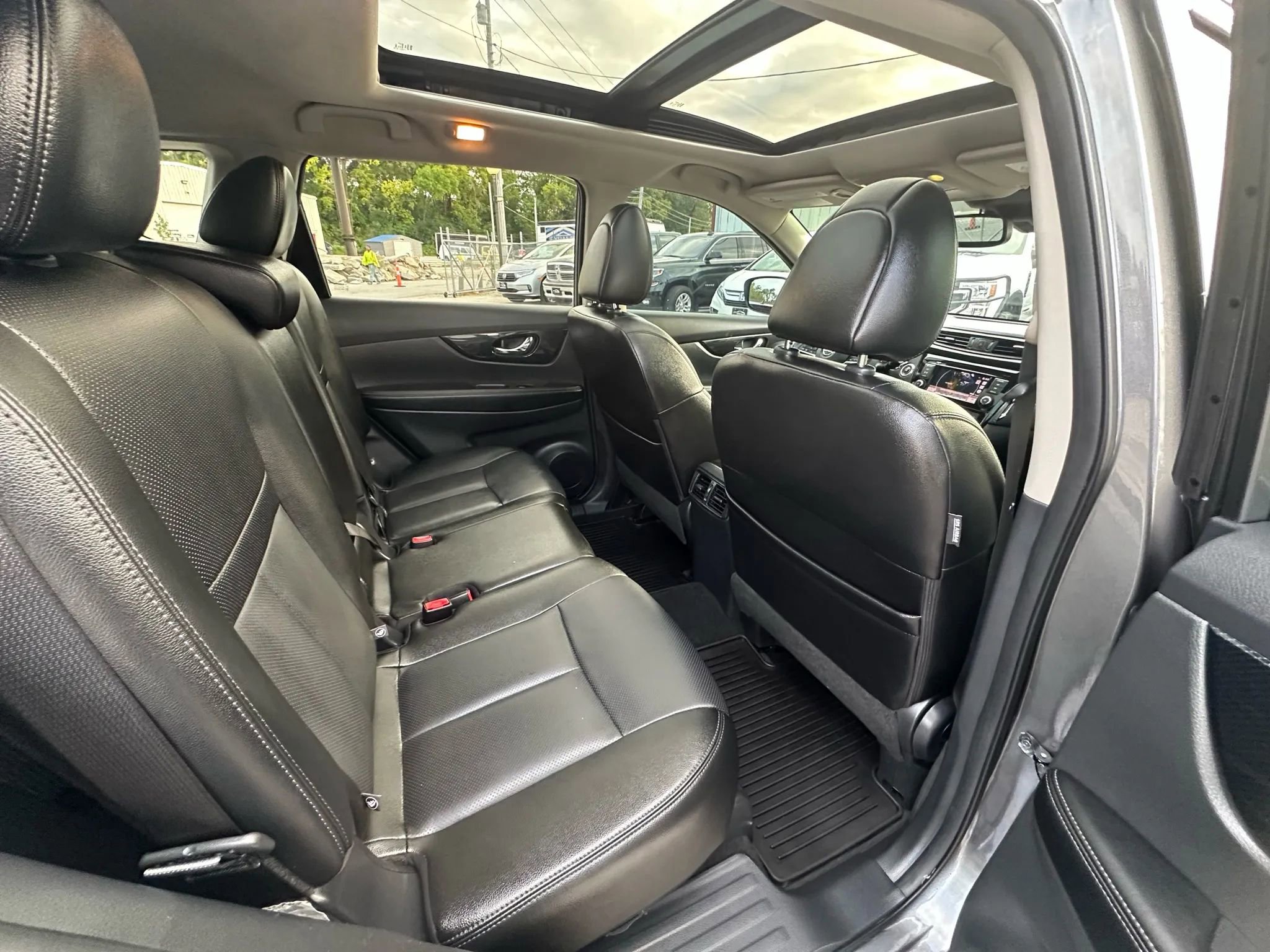 Used 2018 Nissan Rogue SL w/ Premium Package image 13