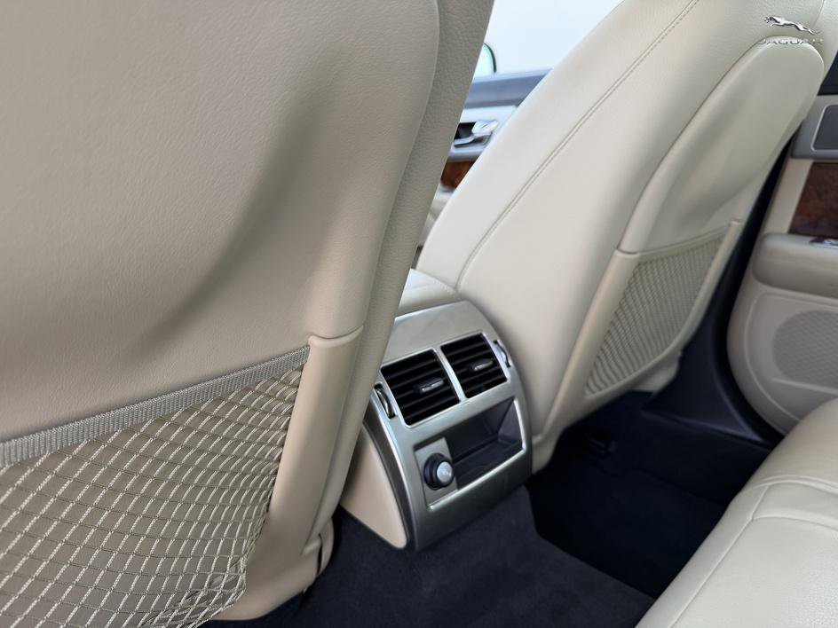 Used 2015 Jaguar XF Premium RWD image 16