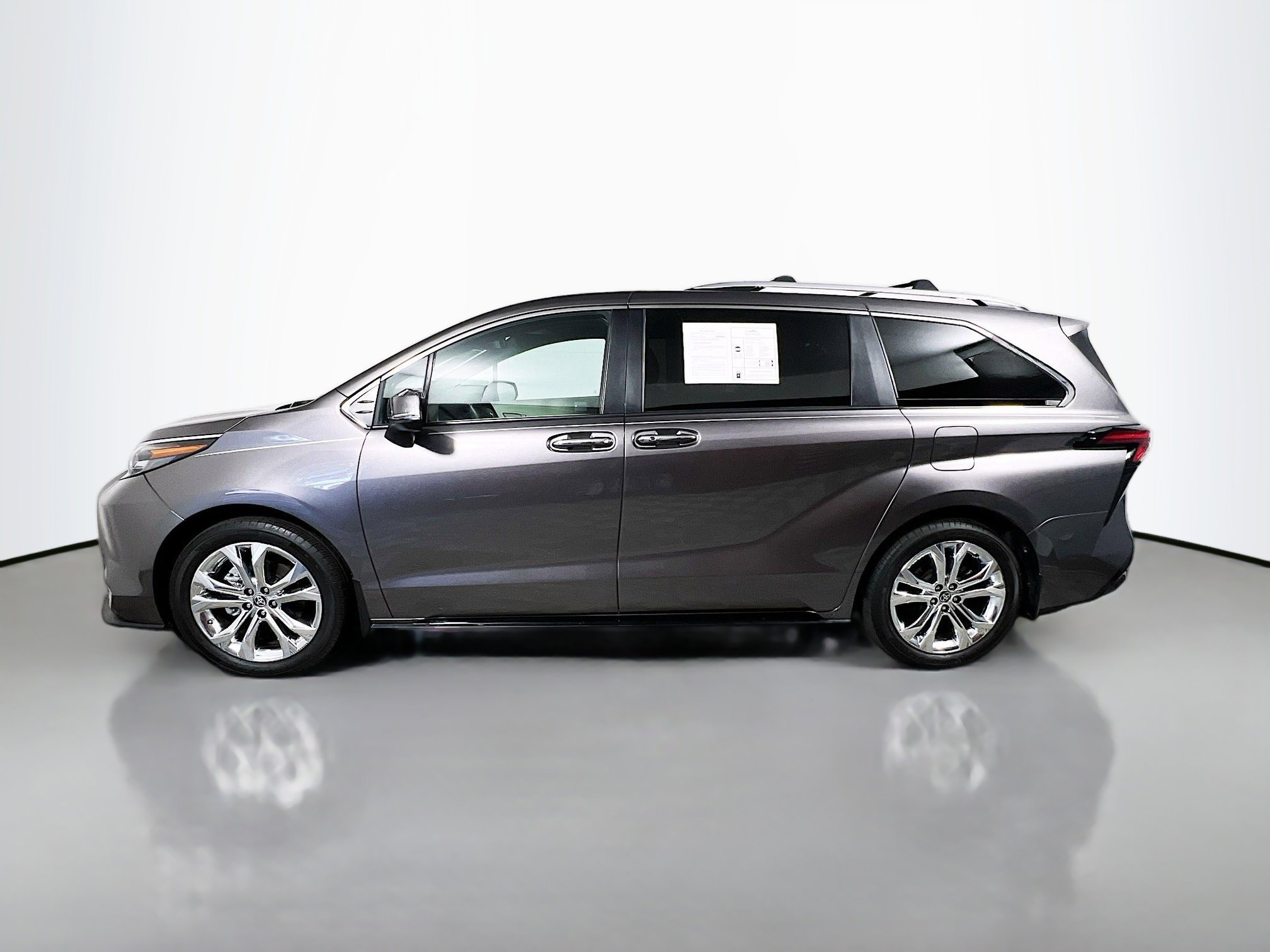 Used 2024 Toyota Sienna Platinum image 9