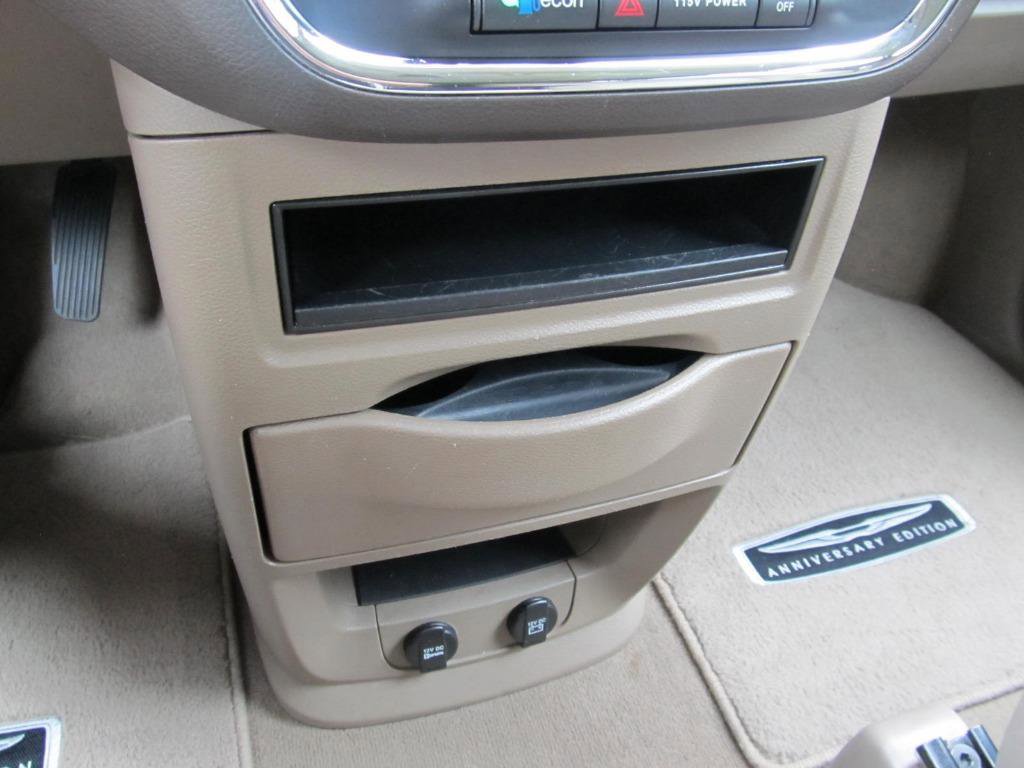 Used 2016 Chrysler Town & Country Touring-L image 61