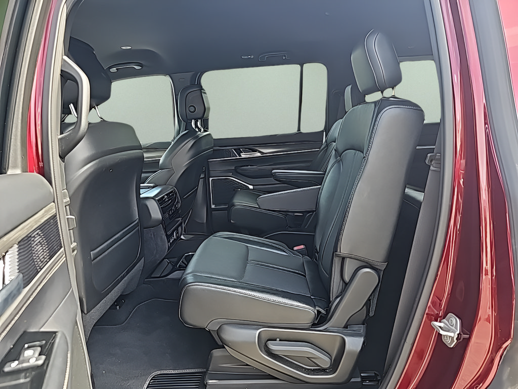 Used 2024 Jeep Wagoneer Series III AWD/4WD image 26