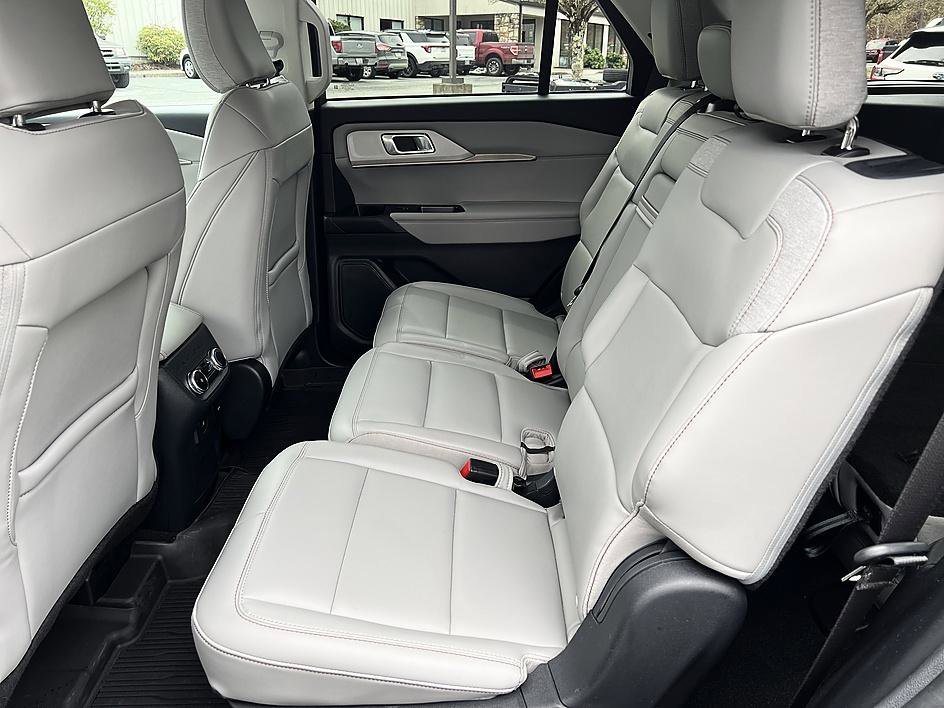Used 2025 Ford Explorer Active w/ Active Comfort Package image 12