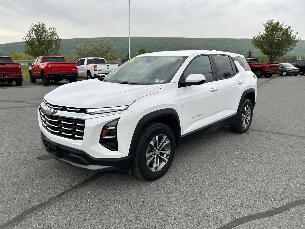 Used 2026 Chevrolet Equinox LT AWD/4WD image 3
