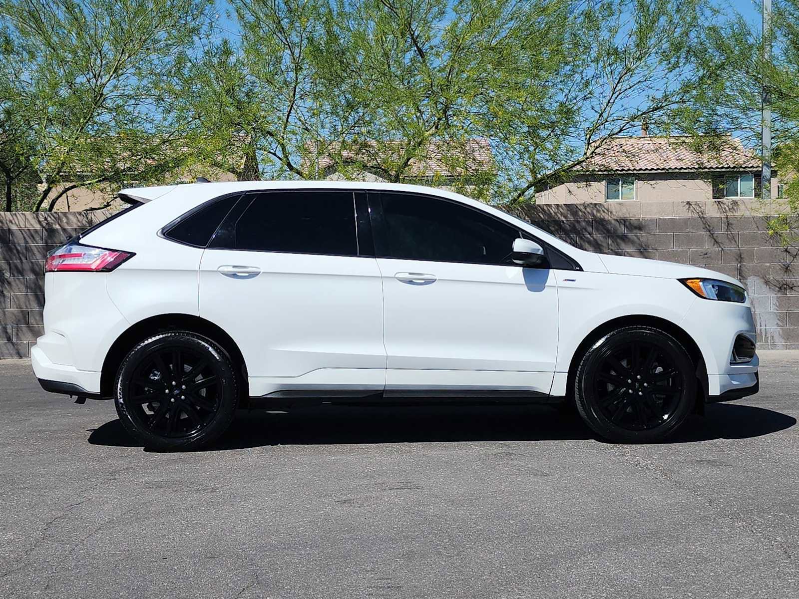 Used 2022 Ford Edge ST-Line w/ Class II Trailer Tow Package AWD/4WD image 9