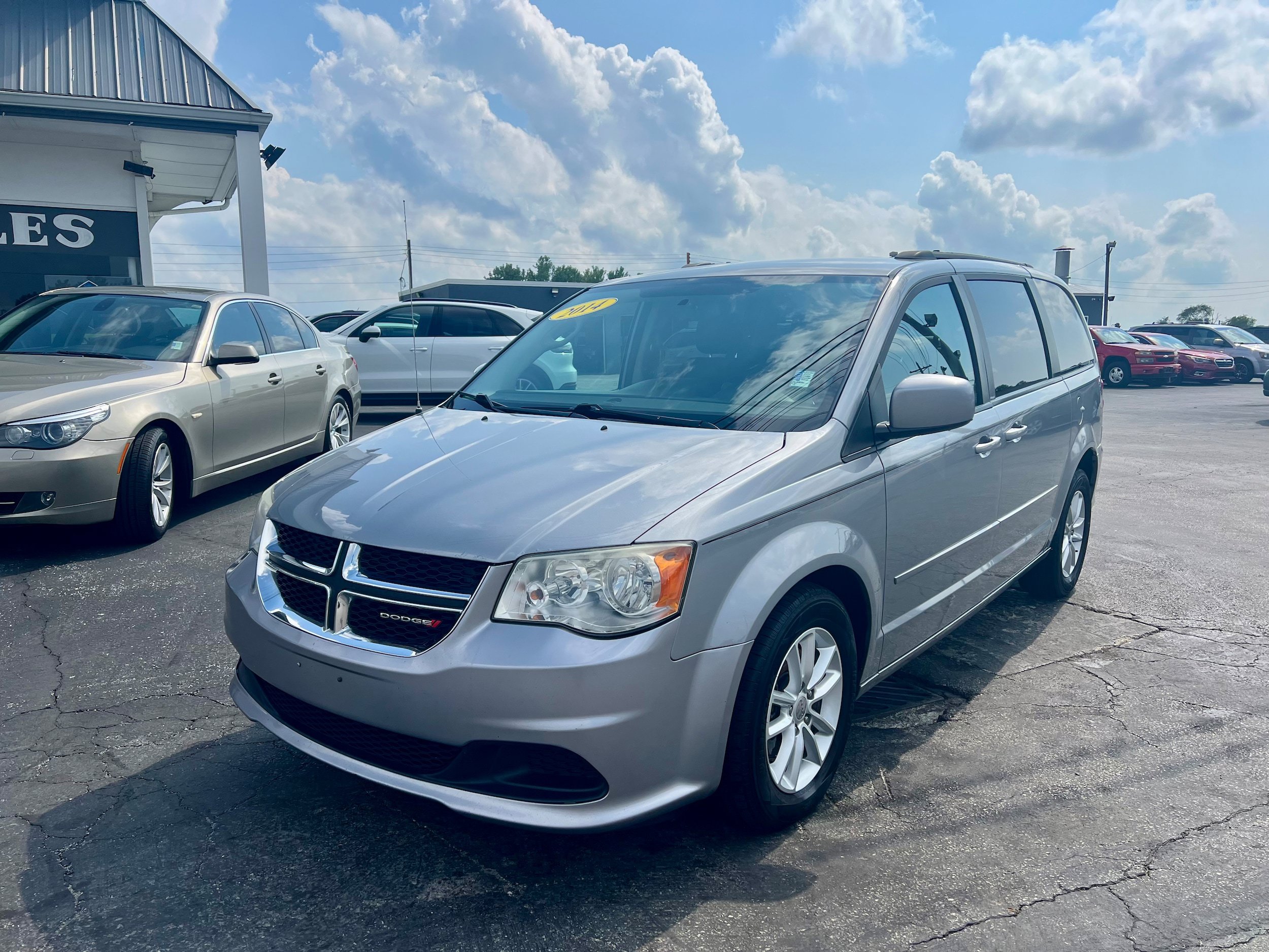 Used 2014 Dodge Grand Caravan SXT FWD image 1