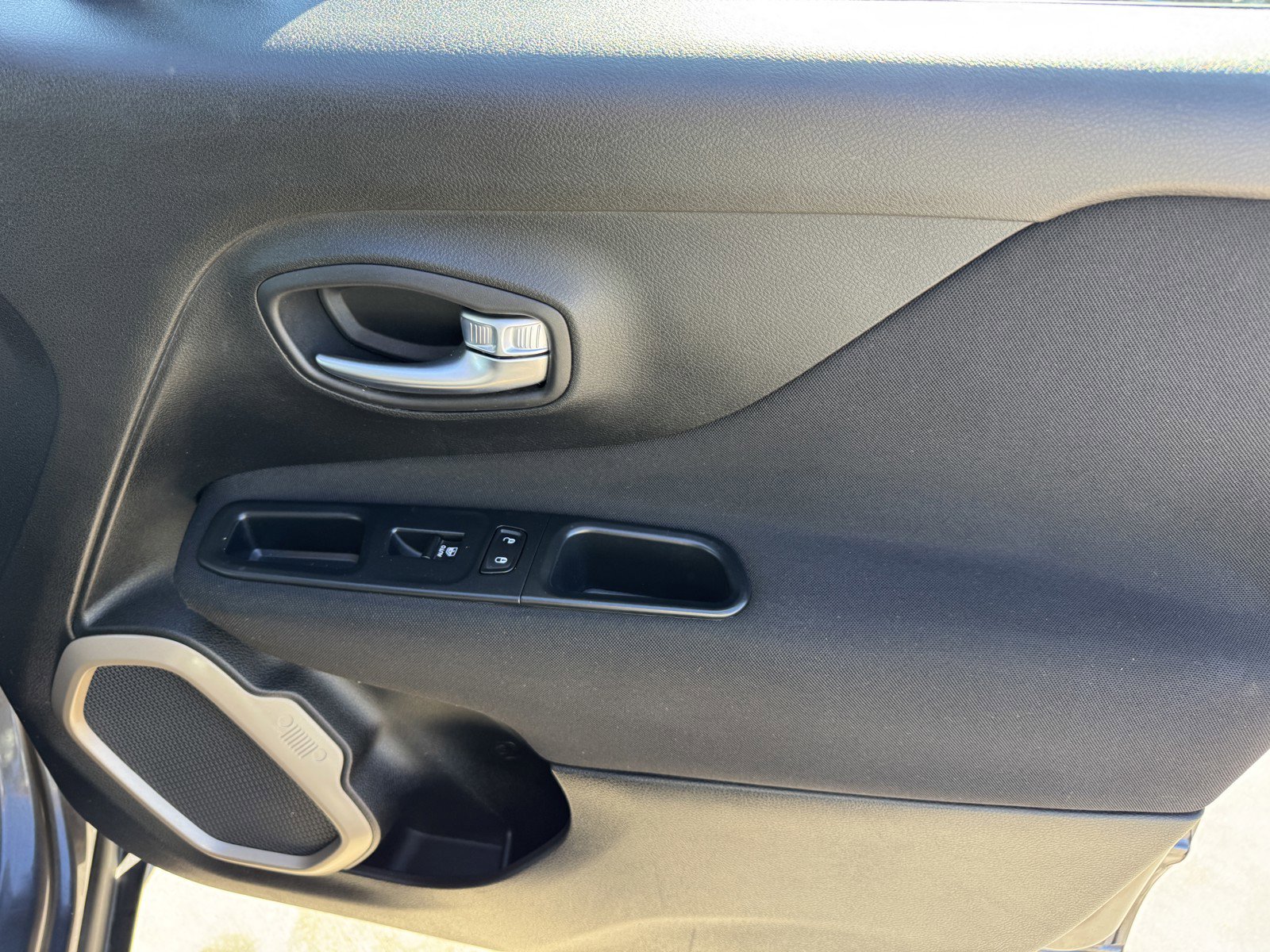 Used 2016 Jeep Renegade Latitude image 9