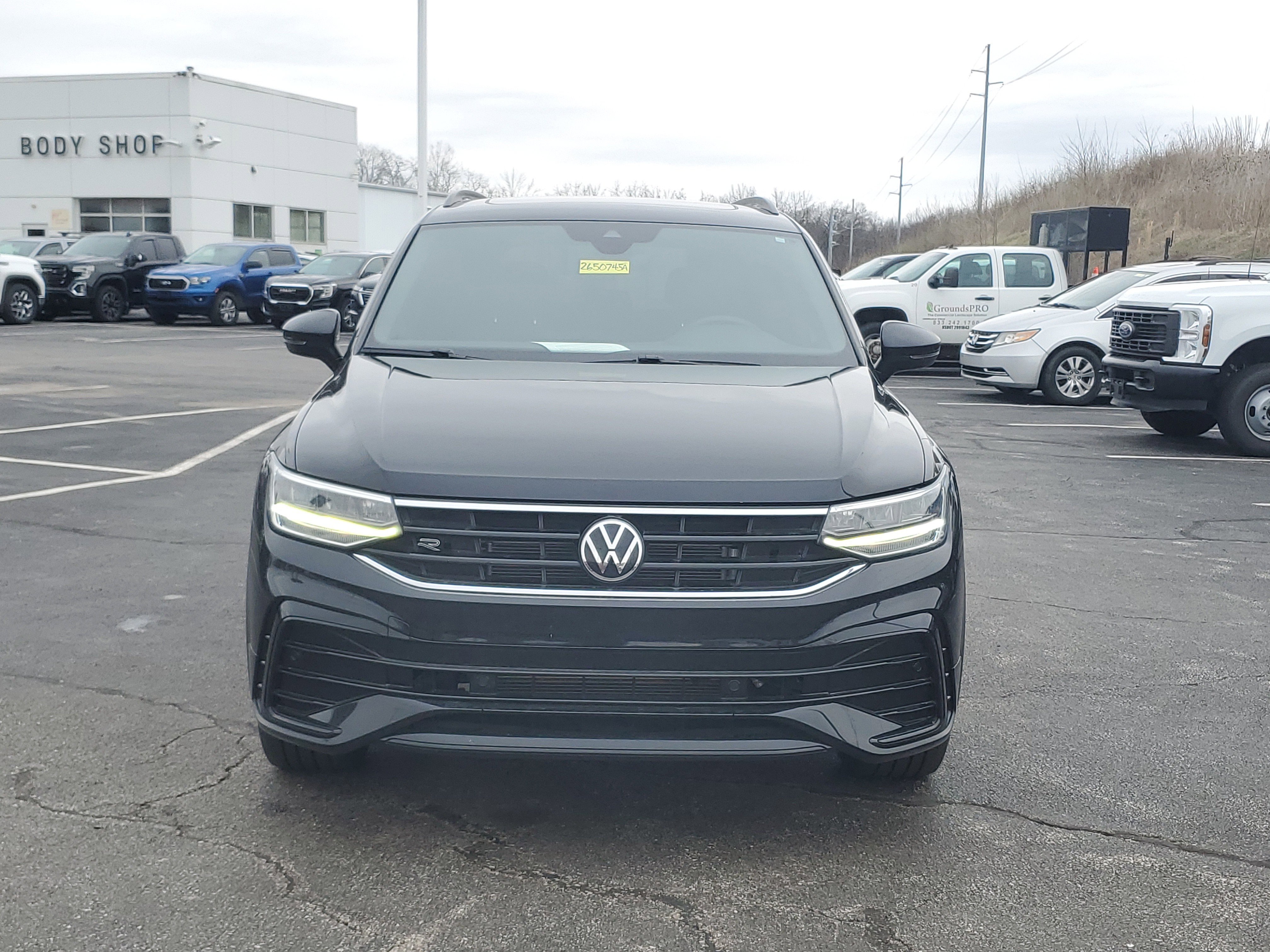 Used 2024 Volkswagen Tiguan SE R-Line image 2