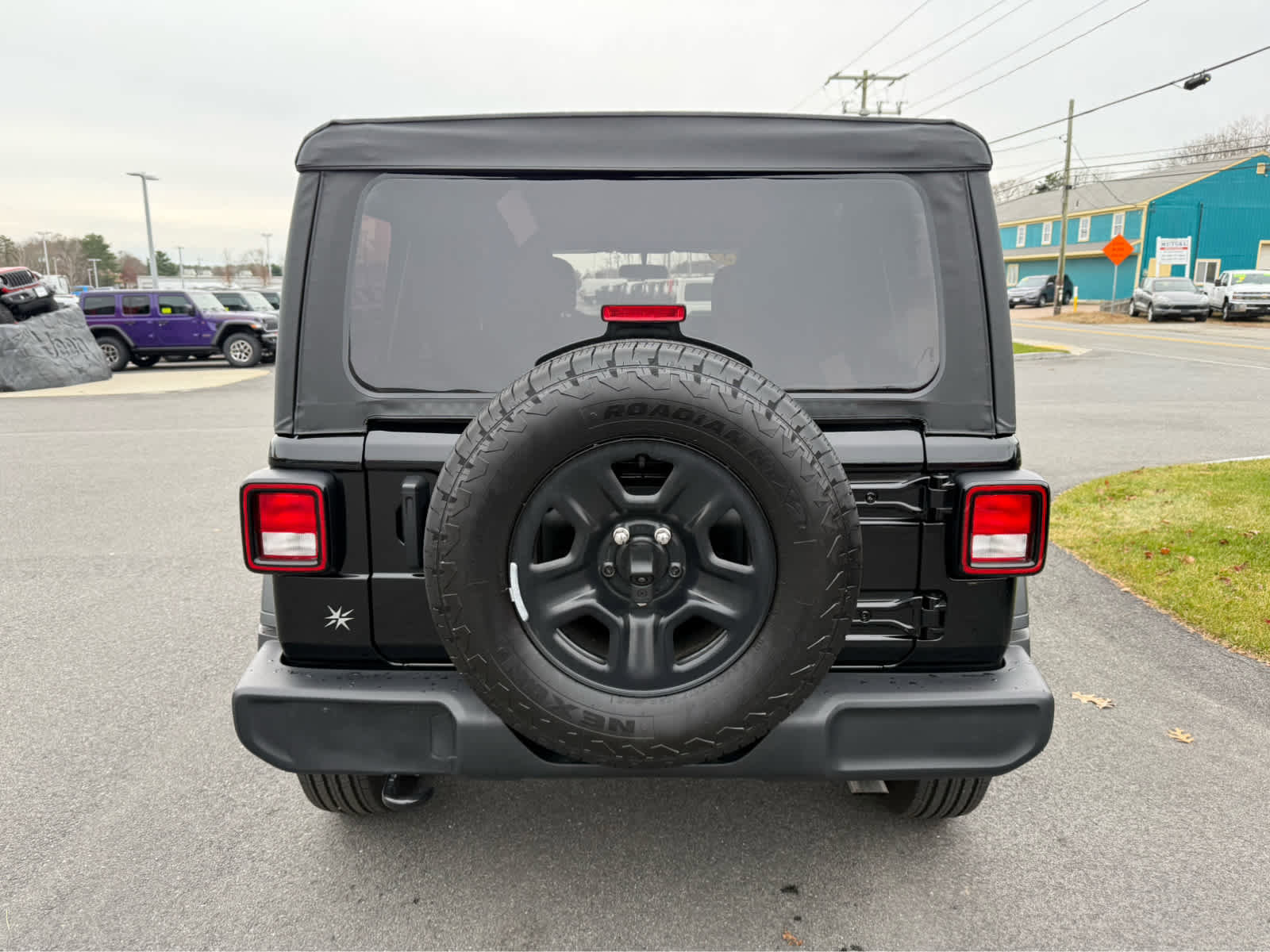 Used 2025 Jeep Wrangler Sport image 9
