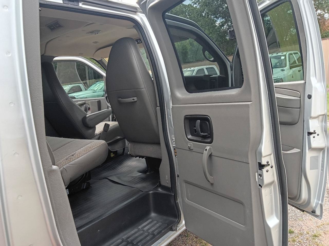 Used 2014 GMC Savana 3500 LS w/ Chrome Appearance Package RWD image 17