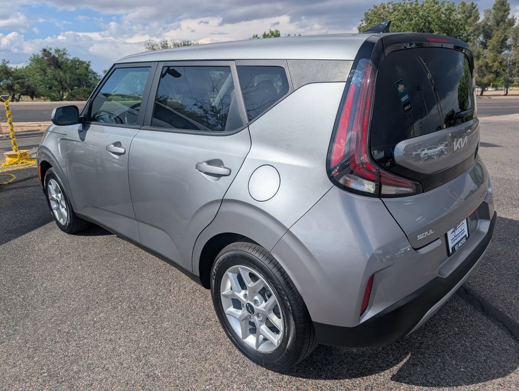 Used 2025 Kia Soul LX FWD image 3