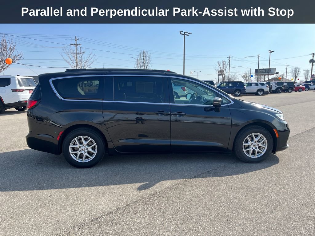 Used 2022 Chrysler Pacifica Touring-L image 8