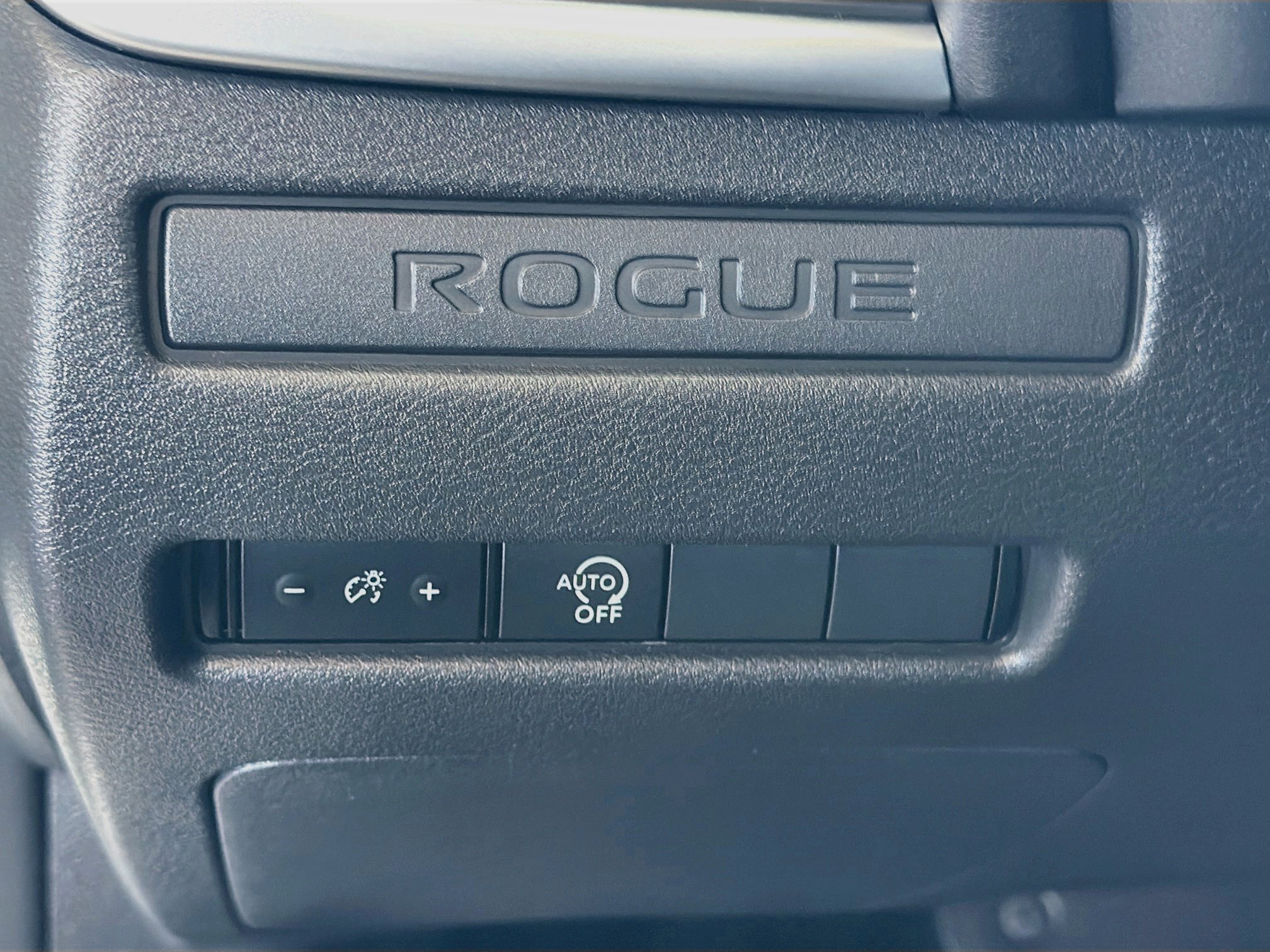 Used 2025 Nissan Rogue S AWD/4WD image 16