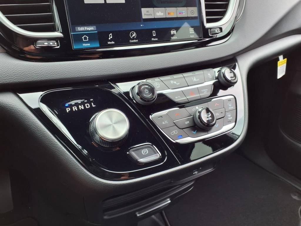 New 2026 Chrysler Voyager LX image 21