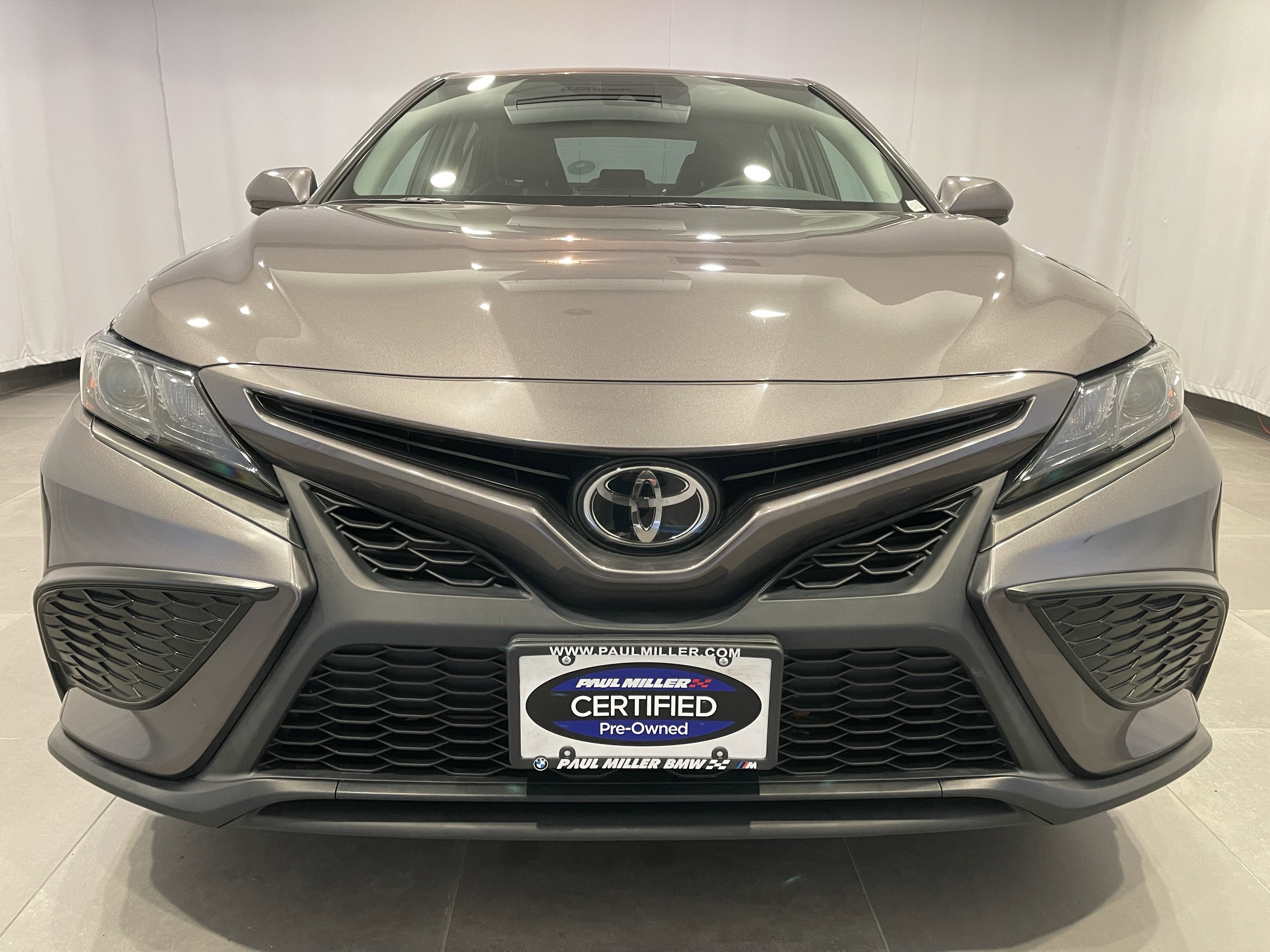 Used 2021 Toyota Camry SE image 2