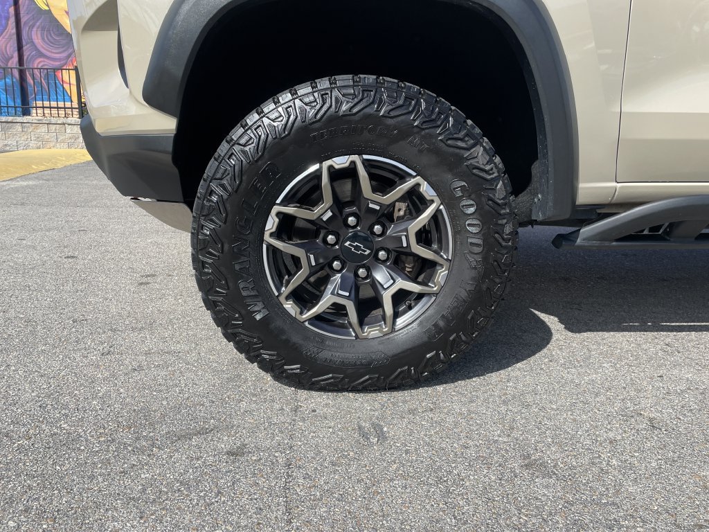 Used 2024 Chevrolet Colorado ZR2 w/ Technology Package AWD/4WD image 9