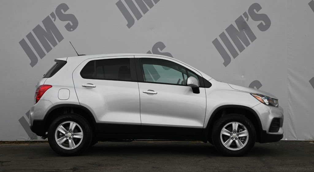 Used 2022 Chevrolet Trax LS w/ Tint and Cruise Package AWD/4WD image 4