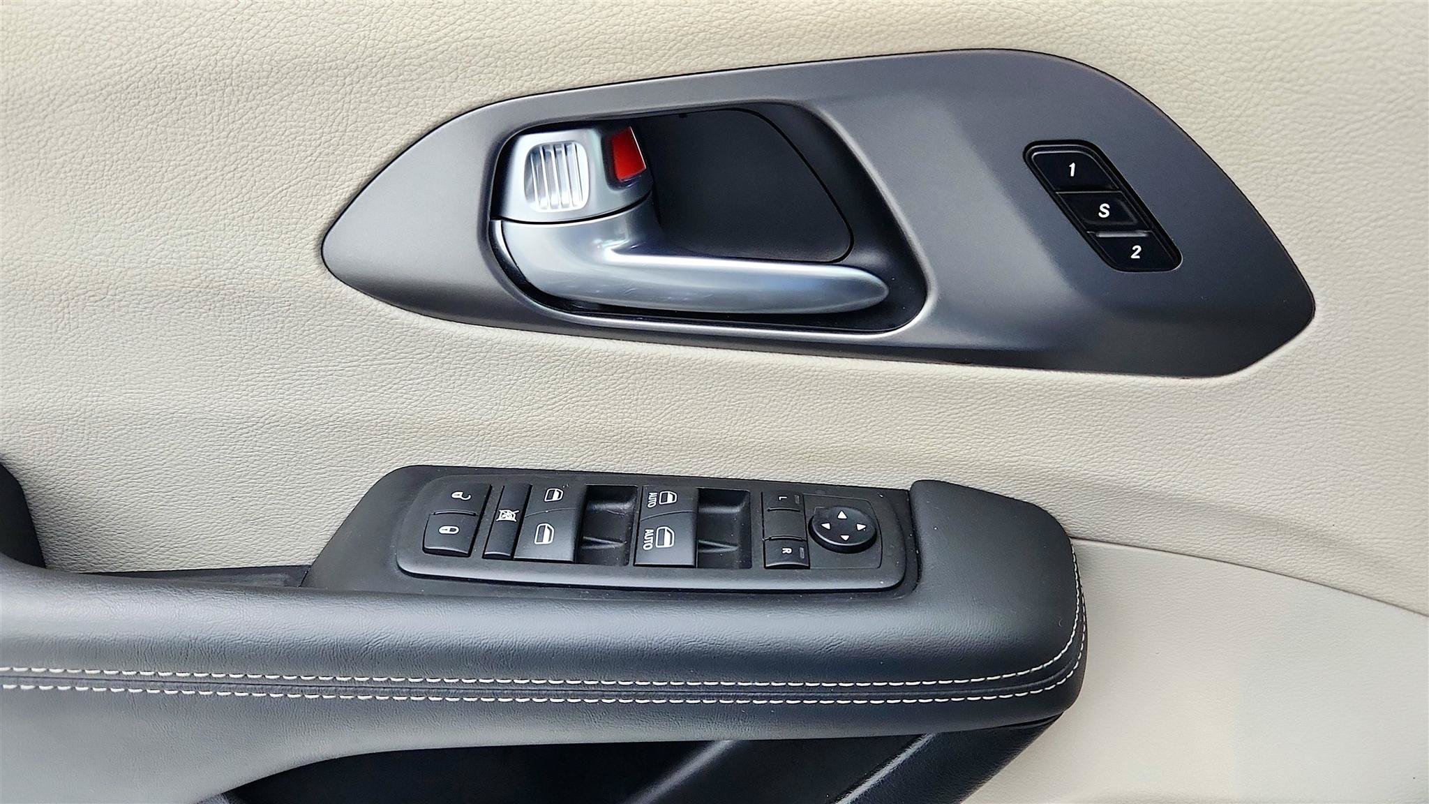 Used 2024 Chrysler Pacifica Touring-L FWD image 27