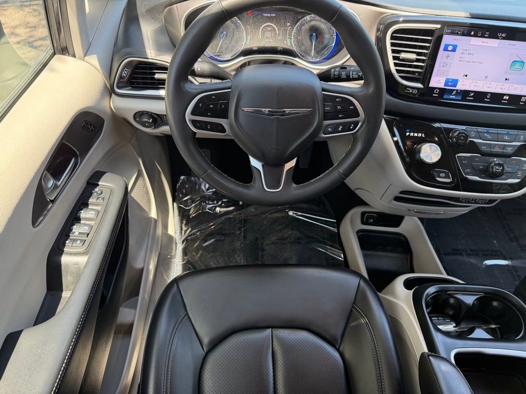 Used 2023 Chrysler Pacifica Touring-L FWD image 16