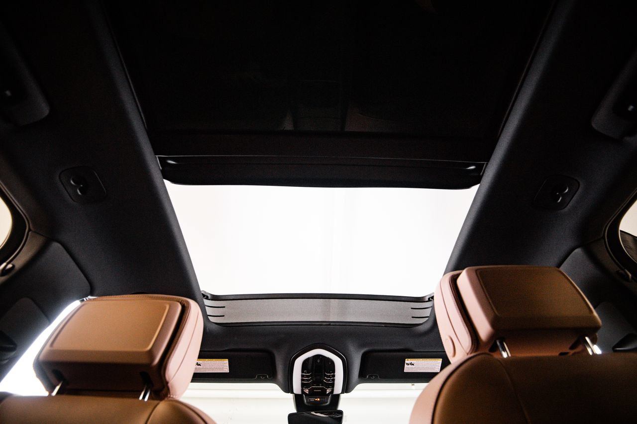 Certified 2023 Porsche Macan AWD/4WD image 30