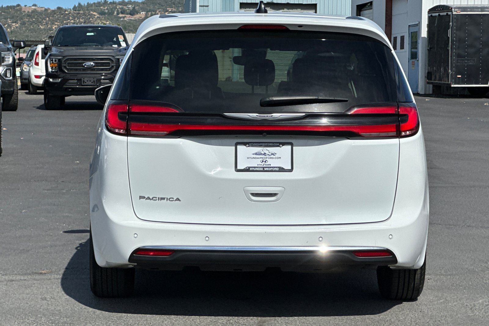 Used 2023 Chrysler Pacifica Touring-L FWD image 5