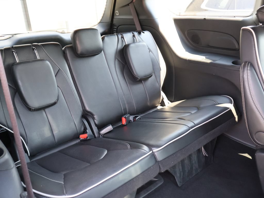 Used 2025 Chrysler Pacifica Limited FWD image 11