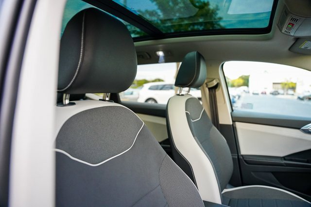 Certified 2025 Volkswagen Taos SE w/ Panoramic Sunroof Package image 34