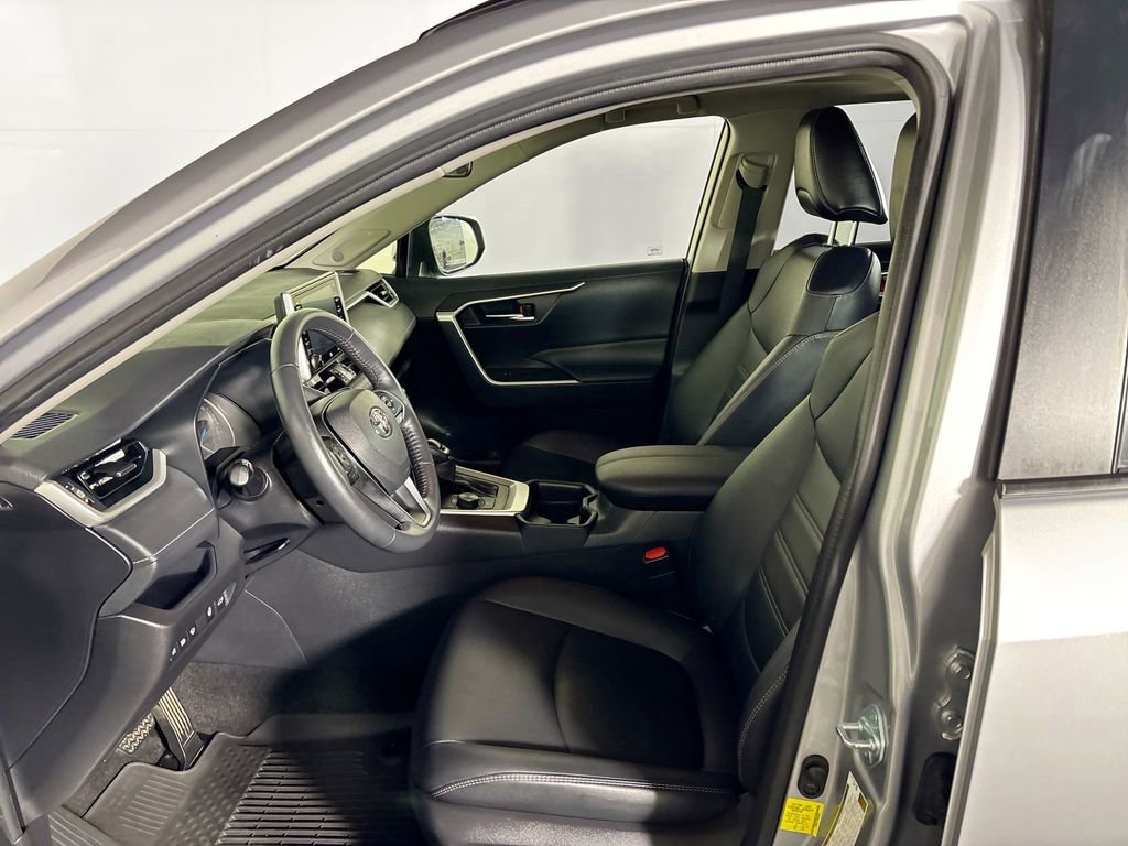 Used 2021 Toyota RAV4 XLE Premium image 11