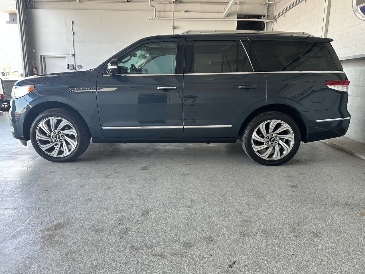 Used 2022 Lincoln Navigator 2WD image 5
