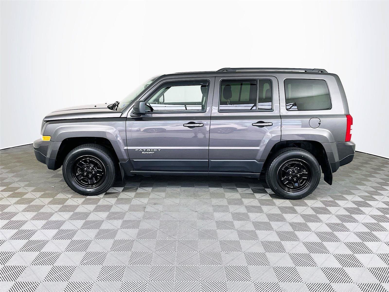 Used 2017 Jeep Patriot Sport w/ Power Value Group AWD/4WD image 4