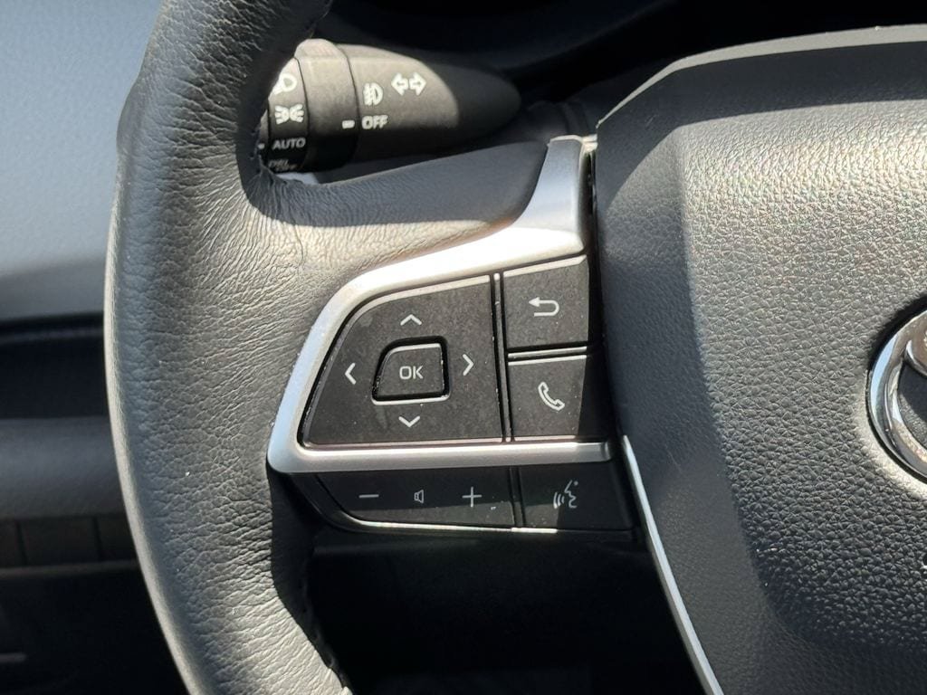 Used 2025 Toyota Sienna XLE FWD image 12