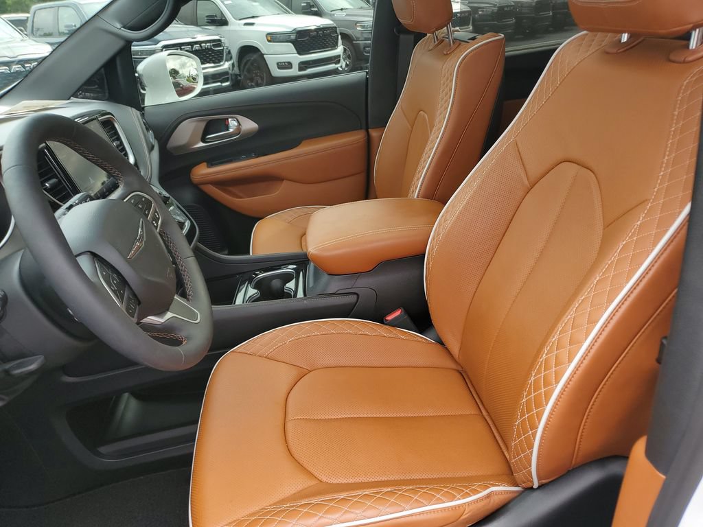 Certified 2024 Chrysler Pacifica Pinnacle AWD/4WD image 16