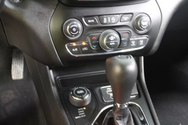 Used 2021 Jeep Cherokee Limited w/ Elite Package AWD/4WD image 20
