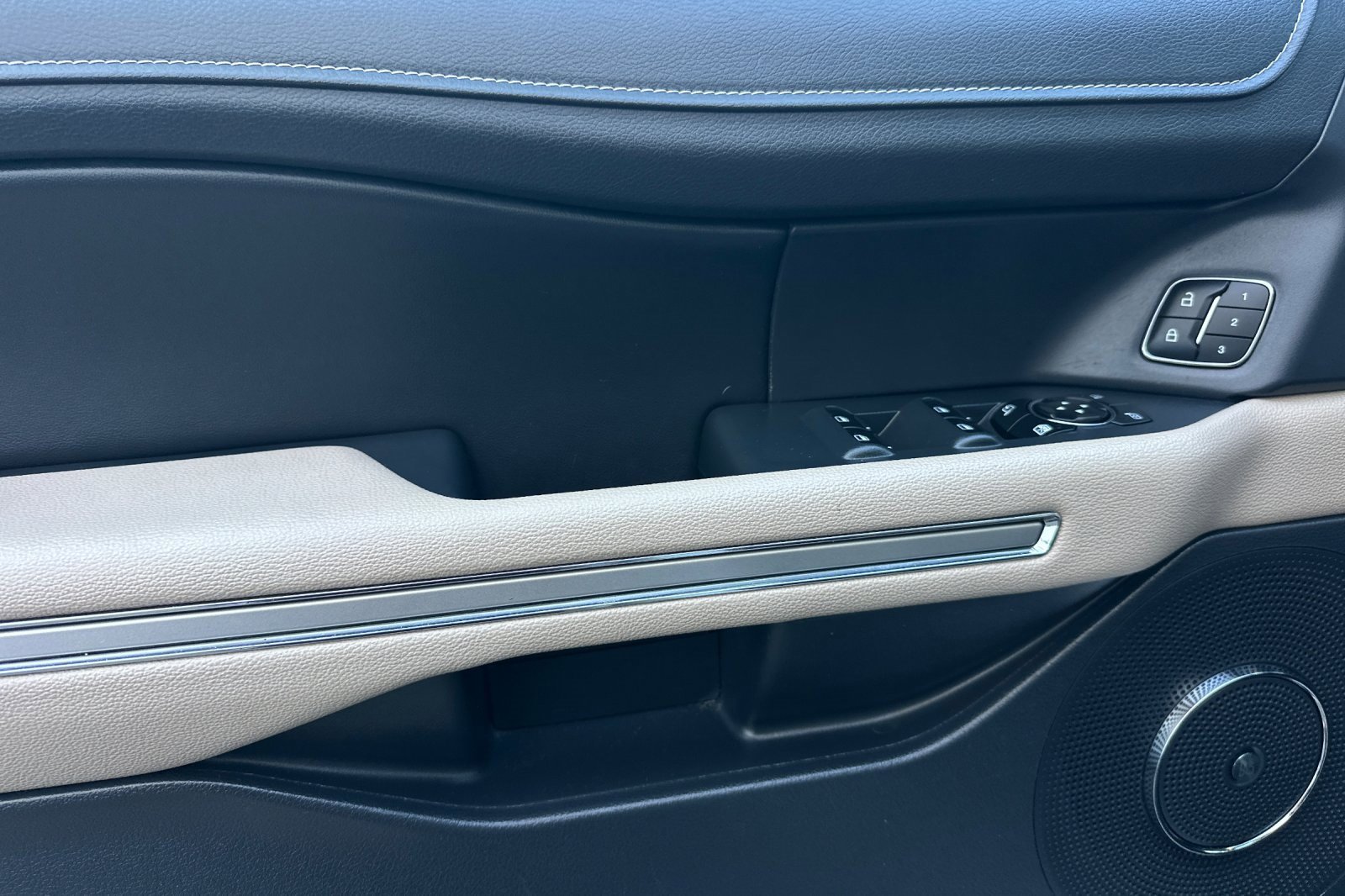 Used 2023 Ford Expedition Max Limited image 10