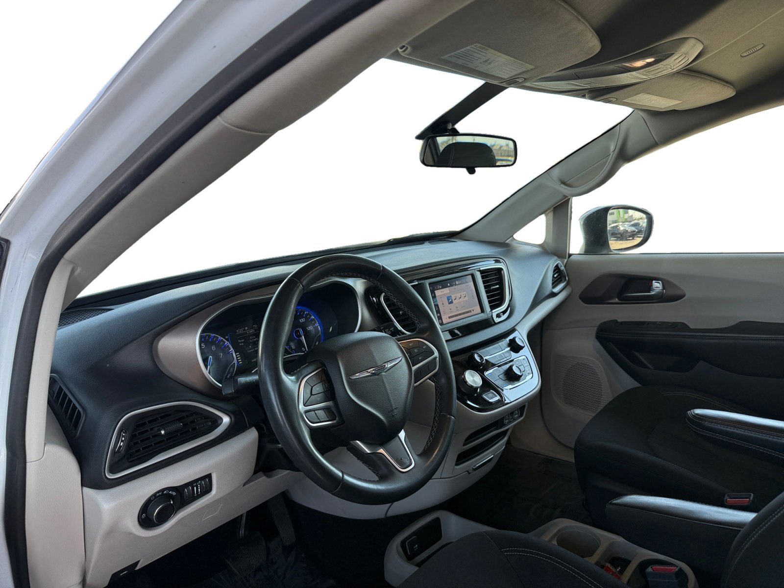 Used 2022 Chrysler Voyager LX FWD image 9