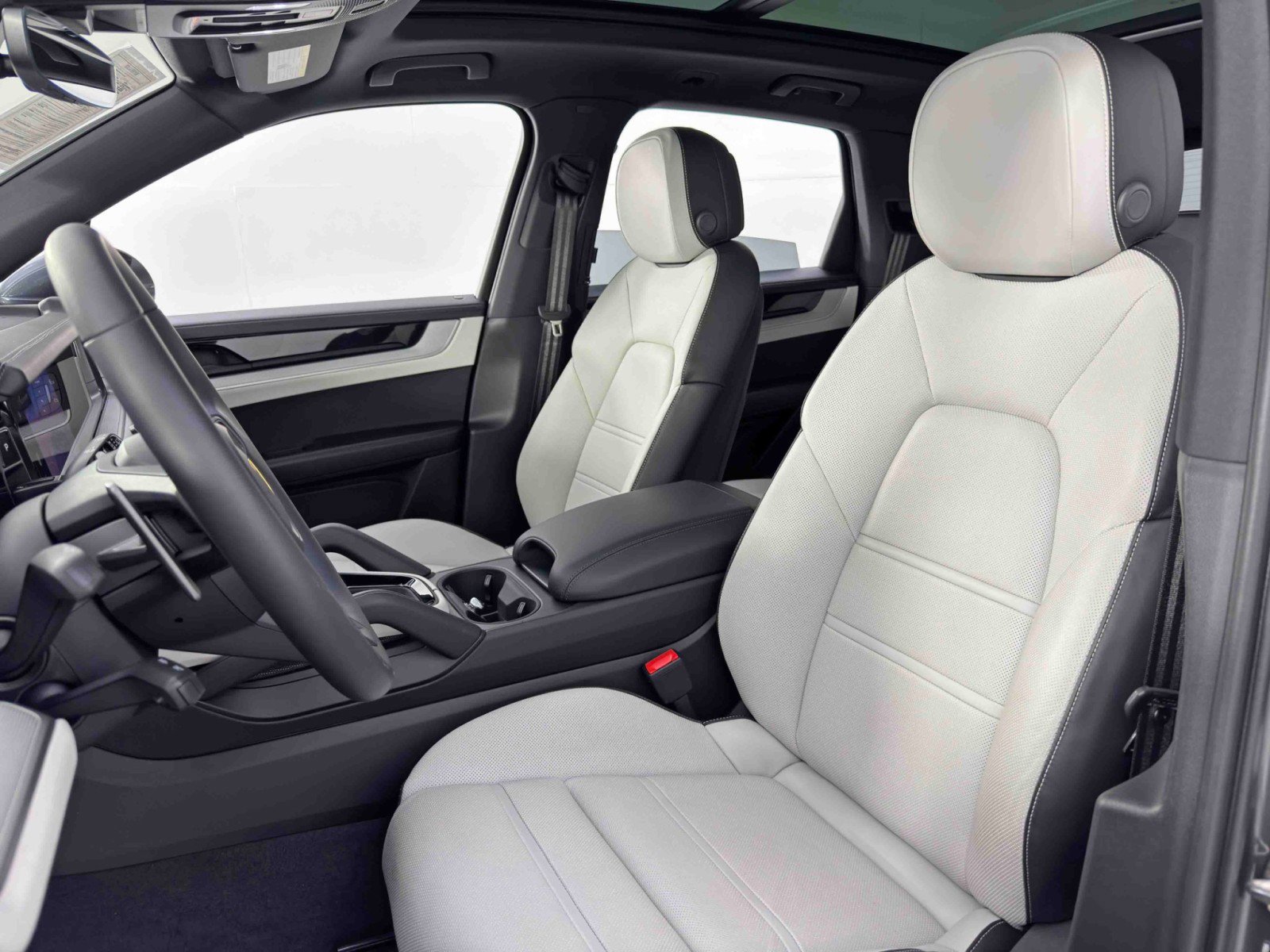 Used 2024 Porsche Cayenne w/ Technology Package image 43