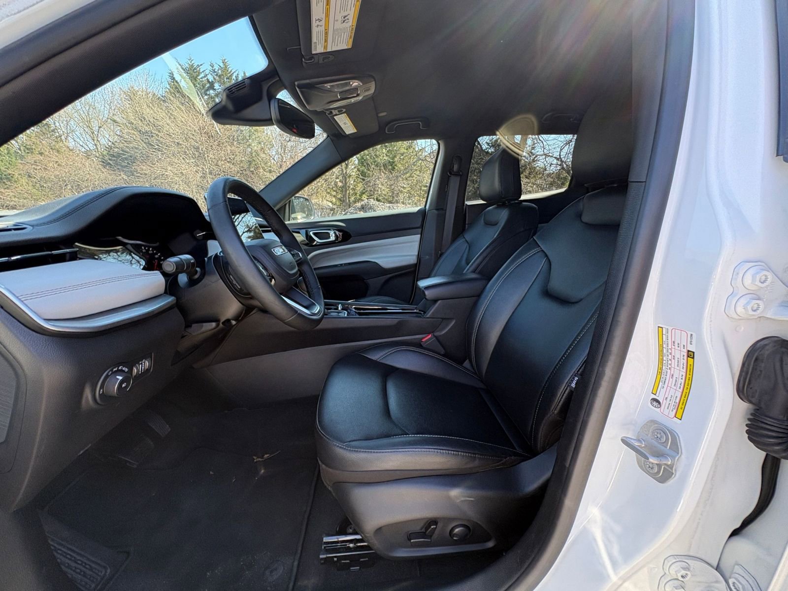 Used 2025 Jeep Compass Limited image 24