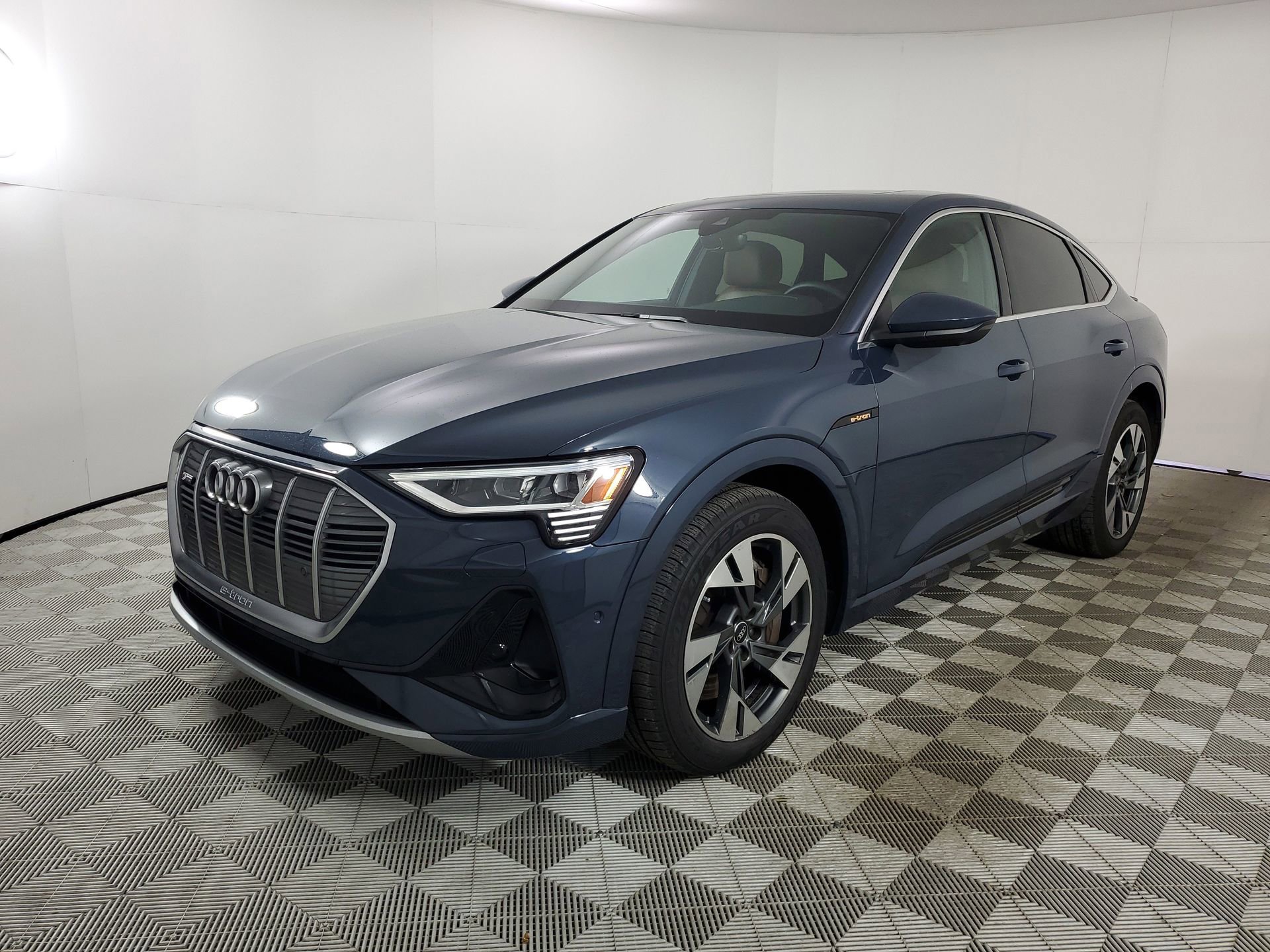 Used 2023 Audi e-tron Premium Plus w/ Premium Plus Package image 4