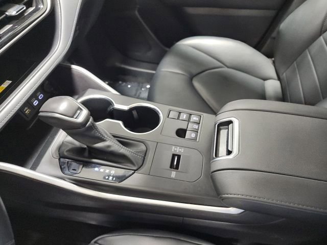 Certified 2024 Toyota Highlander XLE FWD image 31