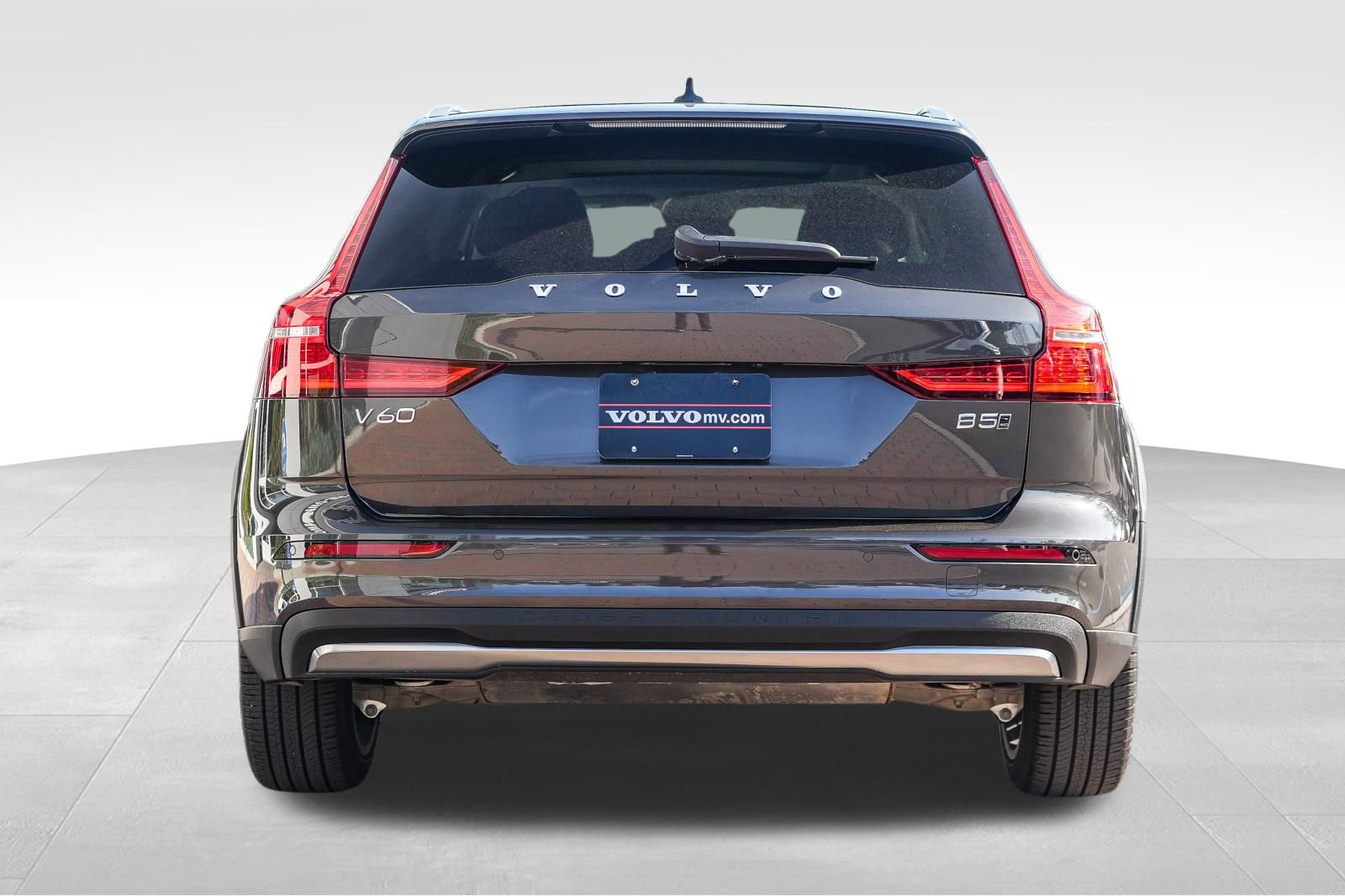 Used 2025 Volvo V60 B5 Cross Country Plus image 8