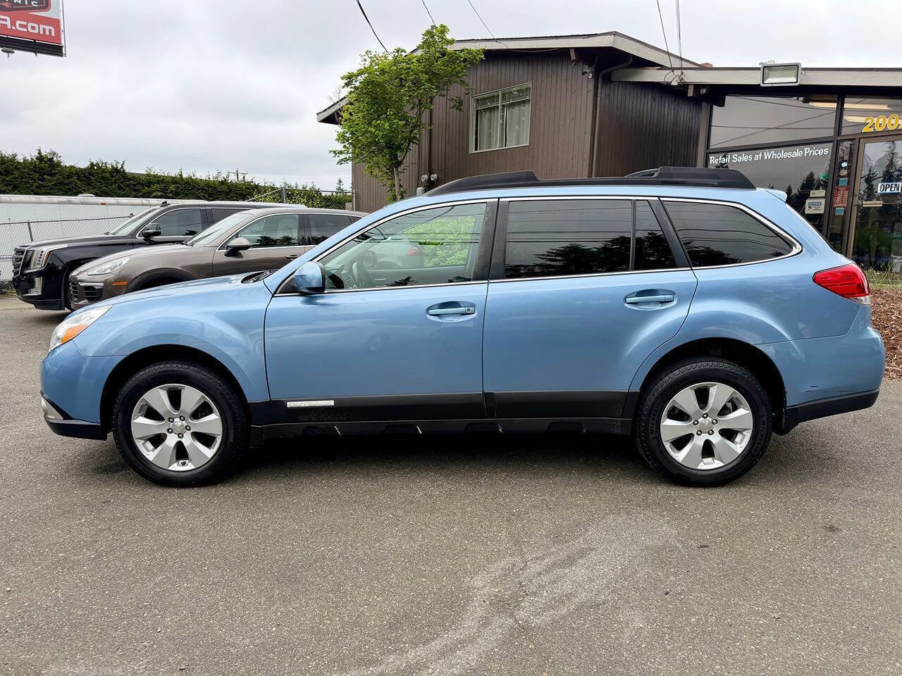 Used 2011 Subaru Outback 2.5i Limited w/ PWR Moonroof Pkg AWD/4WD image 3