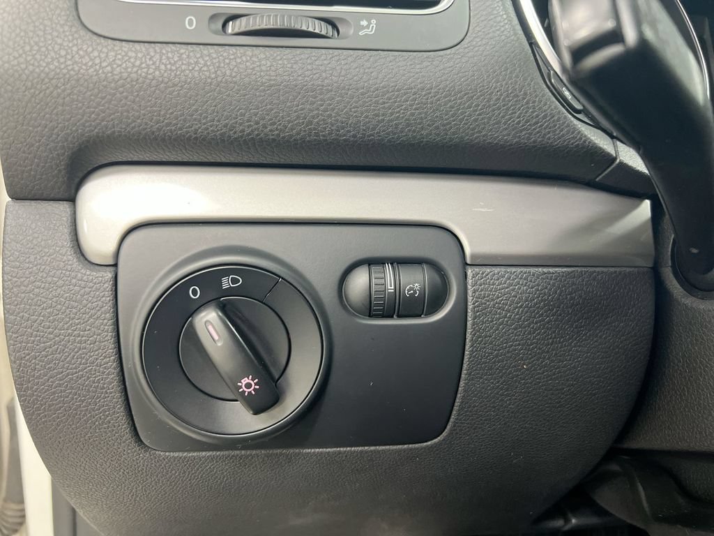 Used 2011 Volkswagen Golf 4-Door FWD image 17