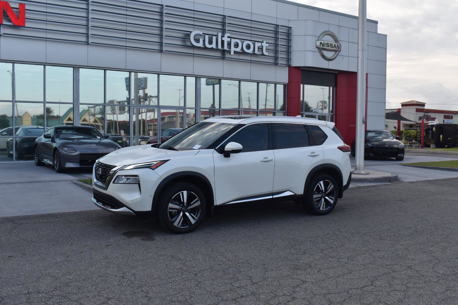 Used 2023 Nissan Rogue Platinum w/ Platinum Premium Package AWD/4WD image 2