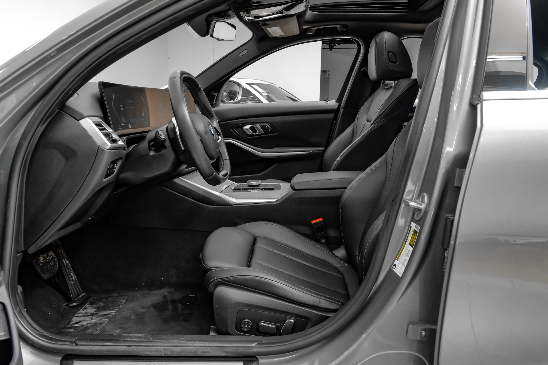 Used 2025 BMW 330i Sedan RWD image 4